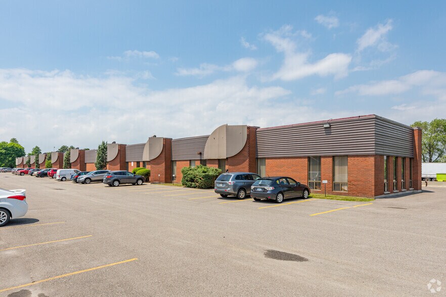 73 Galaxy Blvd, Toronto, ON à louer - Photo principale – Image 1 sur 3