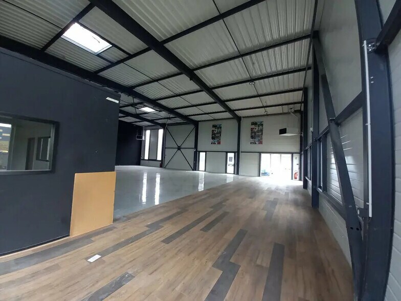 Local d'activités dans Cormelles-le-Royal à vendre - Photo de l’immeuble – Image 3 sur 8