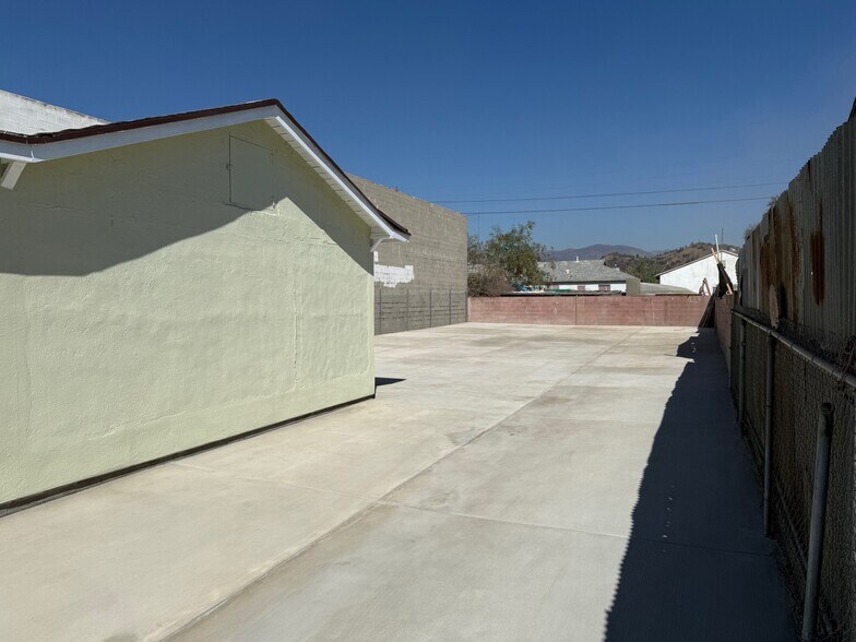 8906 Norris Ave, Sun Valley, CA à louer - Photo de l’immeuble – Image 2 sur 7