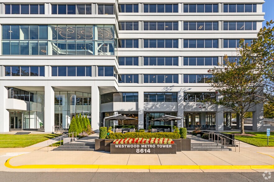 8614 Westwood Center Dr, Vienna, VA à louer - Photo principale – Image 1 sur 25