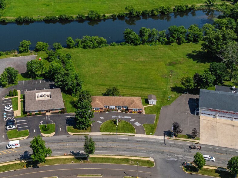 413 Hood Blvd, Fairless Hills, PA à vendre - Photo de l’immeuble – Image 2 sur 8