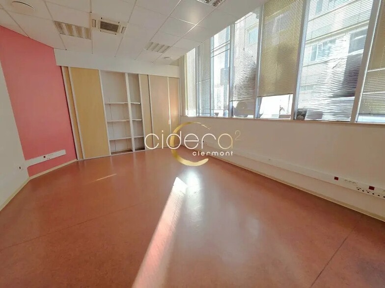 Bureau dans Clermont-Ferrand à vendre - Photo de l’immeuble – Image 2 sur 13