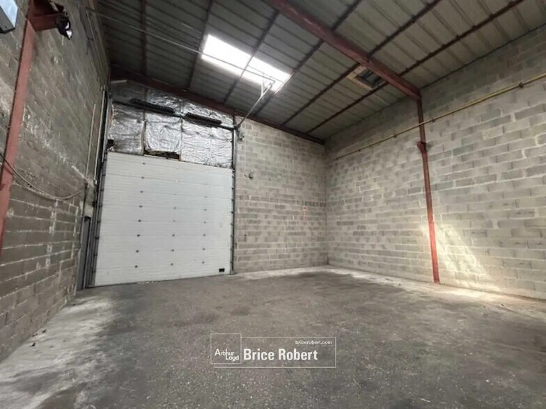 Bureau dans Décines-Charpieu à louer - Photo de l’immeuble – Image 3 sur 6