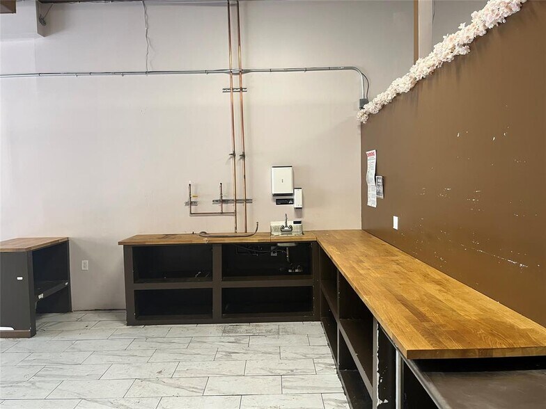 7813 Metropolitan Ave, Middle Village, NY à louer - Photo de l’immeuble – Image 3 sur 7