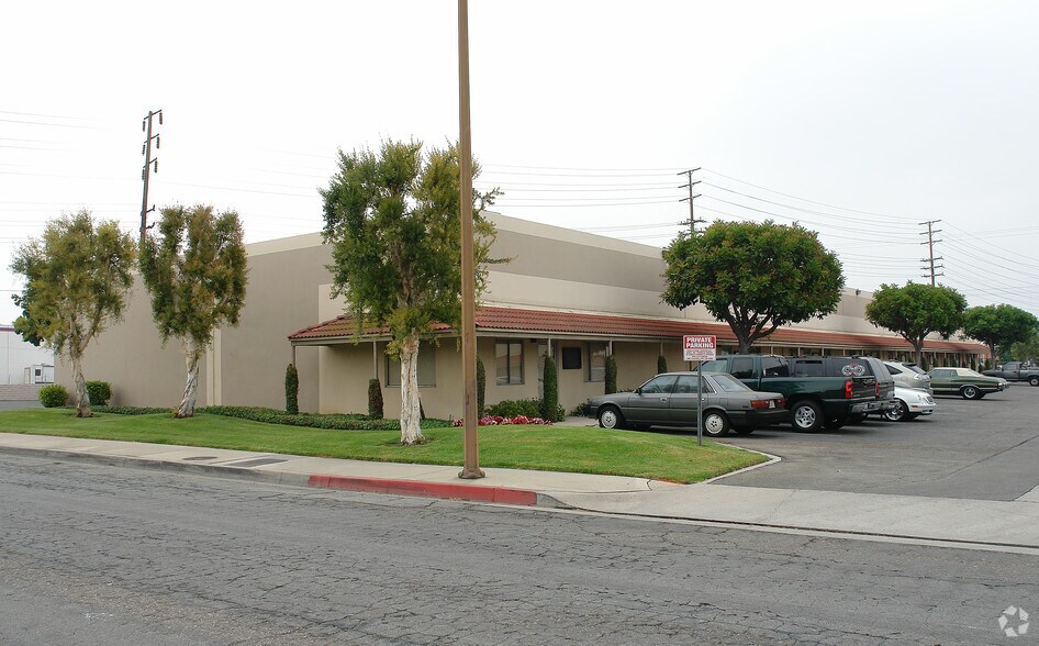 2584 E Fender Ave, Fullerton, CA à louer - Photo principale – Image 1 sur 6