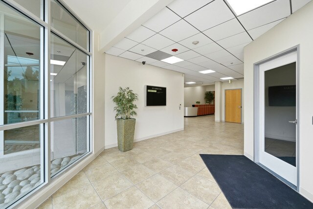 2727 W Alameda Ave, Burbank, CA à louer Photo intérieure– Image 1 sur 11
