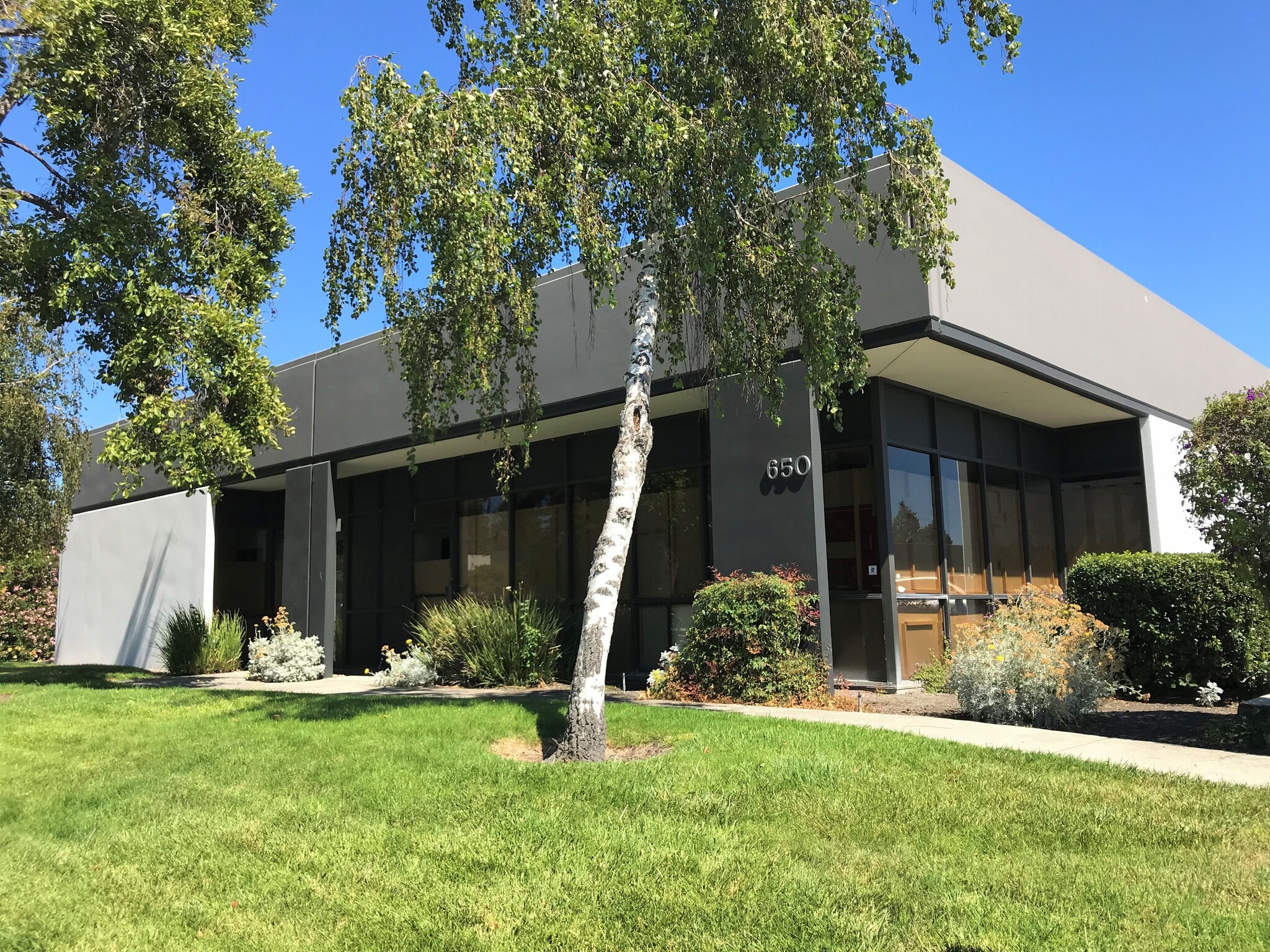 650 Nuttman St, Santa Clara, CA à louer Photo de l’immeuble– Image 1 sur 5