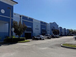 342 Pike Rd, West Palm Beach, FL à louer Photo de l’immeuble– Image 2 sur 6