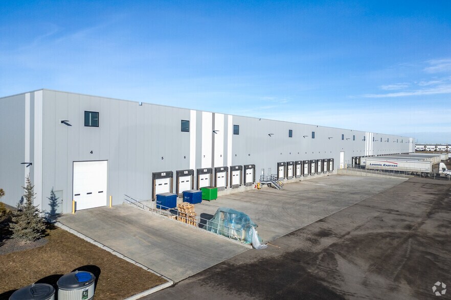 11810 Barlow Trl NE, Calgary, AB à louer - Photo de l’immeuble – Image 3 sur 6