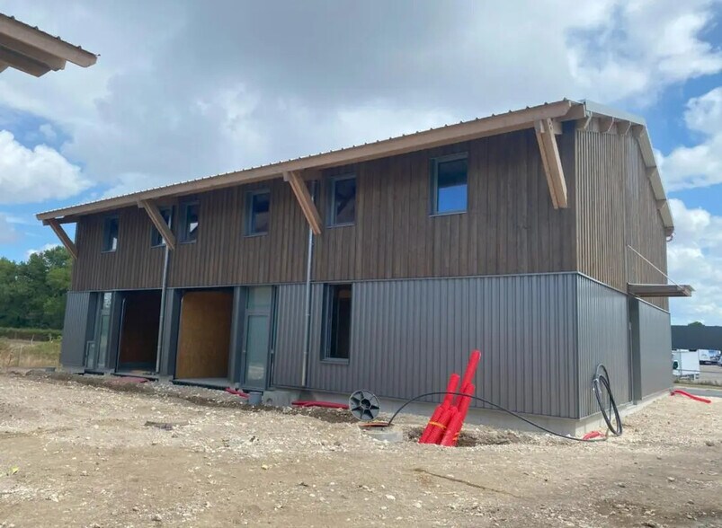 Local d'activités dans Le Haillan à vendre - Photo de l’immeuble – Image 3 sur 18