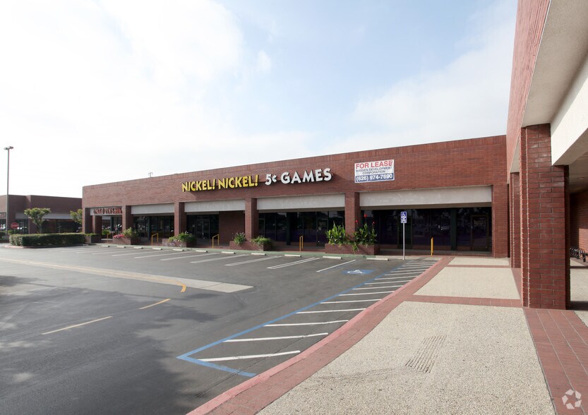 327-337 N Azusa Ave, West Covina, CA à louer - Photo de l’immeuble – Image 2 sur 3