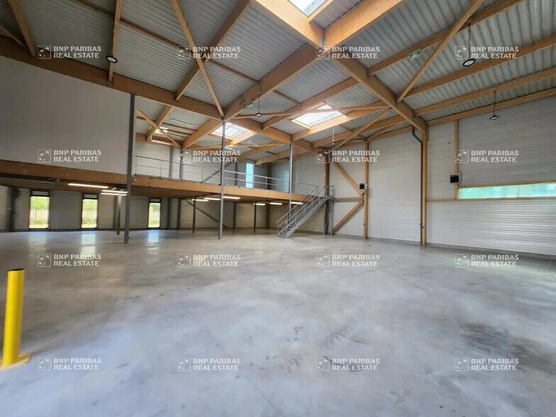 Local d’activités dans Chanteloup-en-Brie à louer - Photo de l’immeuble – Image 1 sur 19