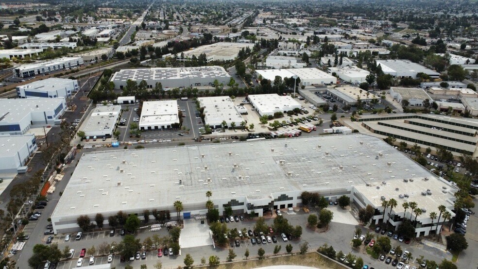 355 E Easy St, Simi Valley, CA à louer - Photo de l’immeuble – Image 2 sur 4