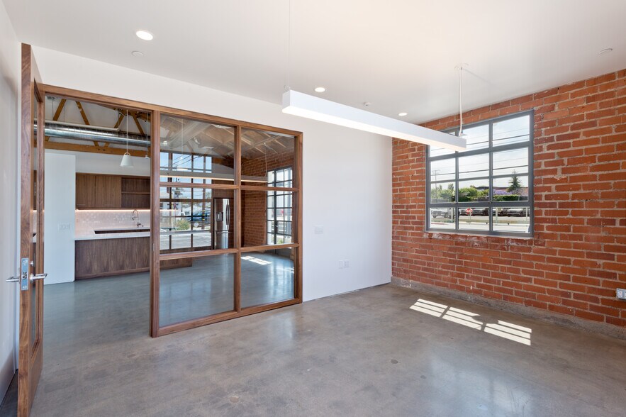 1751 Berkeley St, Santa Monica, CA à louer - Photo intérieure – Image 3 sur 11