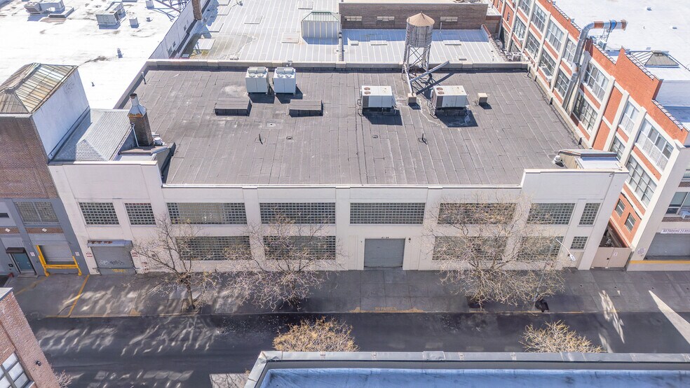 2124 44th Ave, Long Island City, NY à vendre - Photo de l’immeuble – Image 2 sur 56
