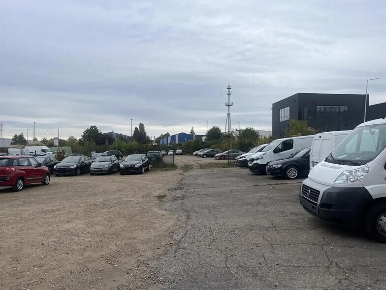 Local d'activités dans Porcheville à vendre - Photo de l’immeuble – Image 3 sur 5