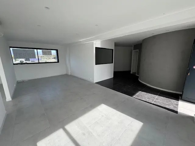 Bureau dans Antibes à louer - Photo de l’immeuble – Image 1 sur 5
