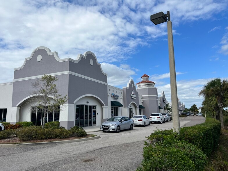 9841 Bernwood Place Dr, Fort Myers, FL à louer - Photo de l’immeuble – Image 2 sur 3