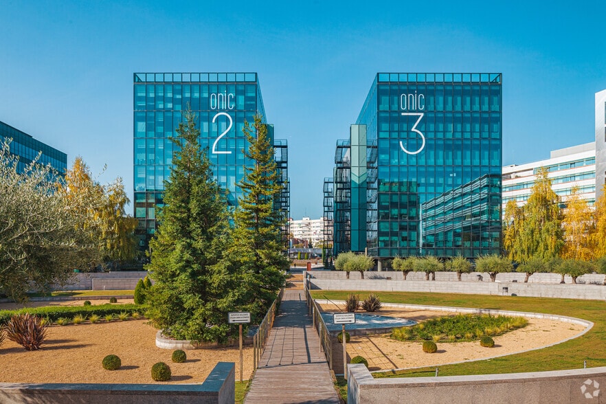 Calle Vía de los Poblados, 3, Madrid, Madrid à louer - Photo de l’immeuble – Image 1 sur 6