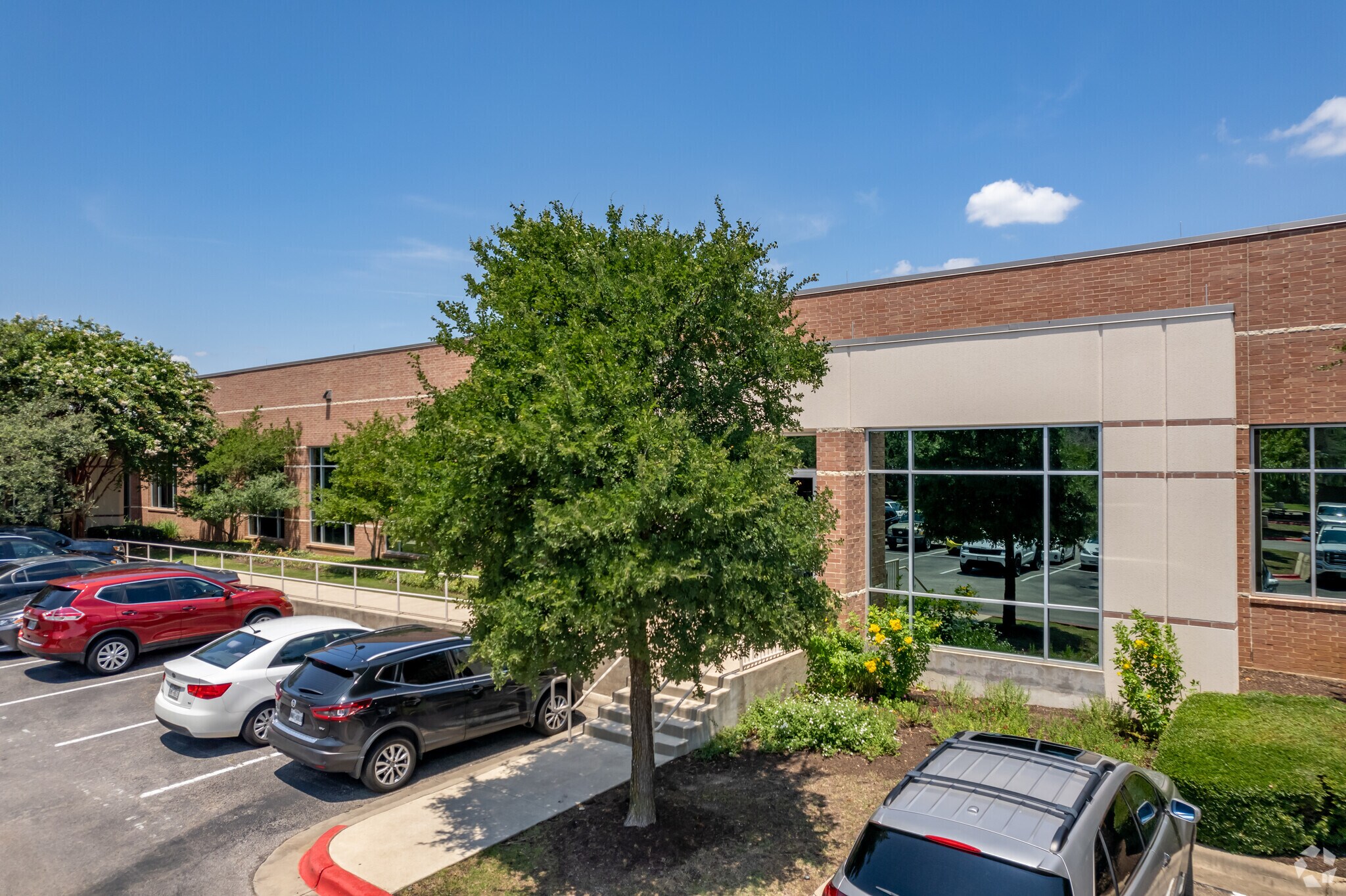 9401 Amberglen Blvd, Austin, TX à louer Photo principale– Image 1 sur 7