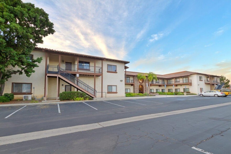 334 Via Vera Cruz, San Marcos, CA à louer - Photo de l’immeuble – Image 2 sur 15