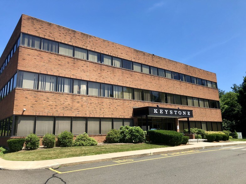 85 Barnes Rd, Wallingford, CT à louer - Photo de l’immeuble – Image 1 sur 9