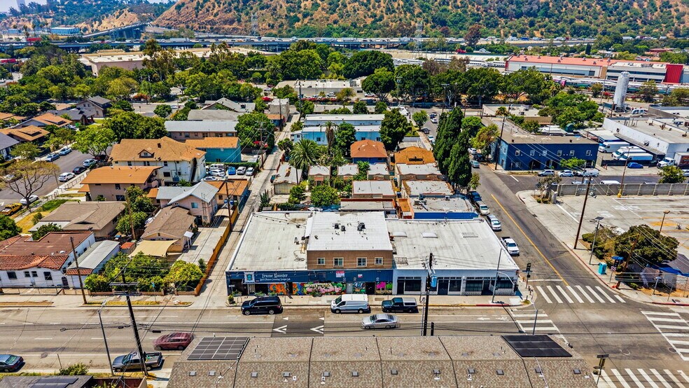 586 W Avenue 28, Los Angeles, CA à louer - Photo de l’immeuble – Image 2 sur 42