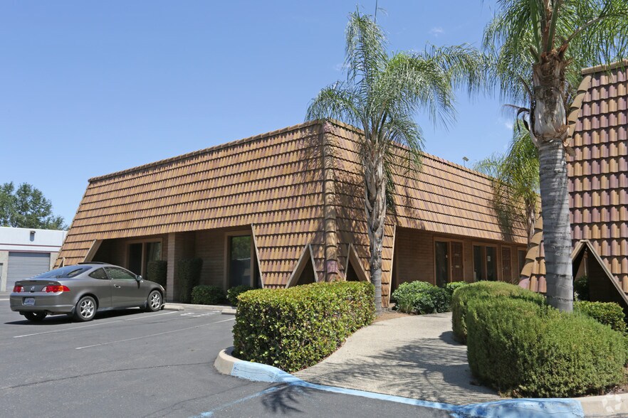 2017 N Gateway Blvd, Fresno, CA à louer - Photo de l’immeuble – Image 3 sur 5