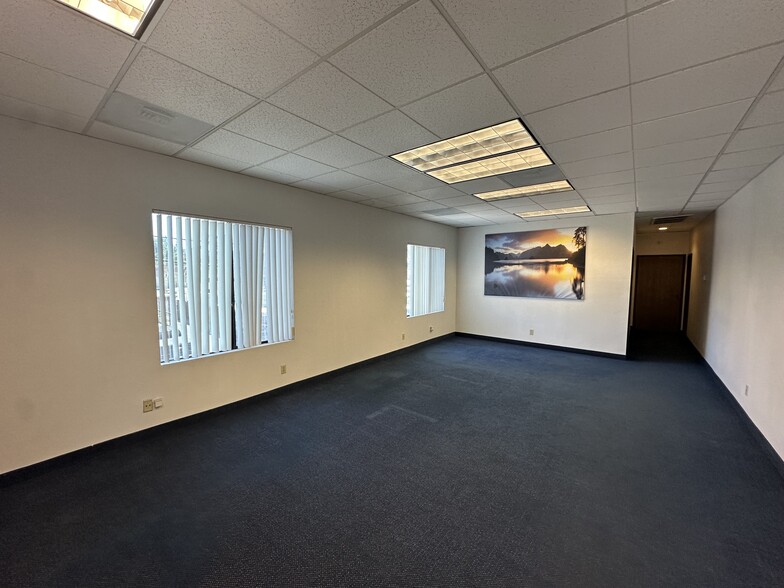 325 W 3rd Ave, Escondido, CA à louer - Photo de l’immeuble – Image 2 sur 5