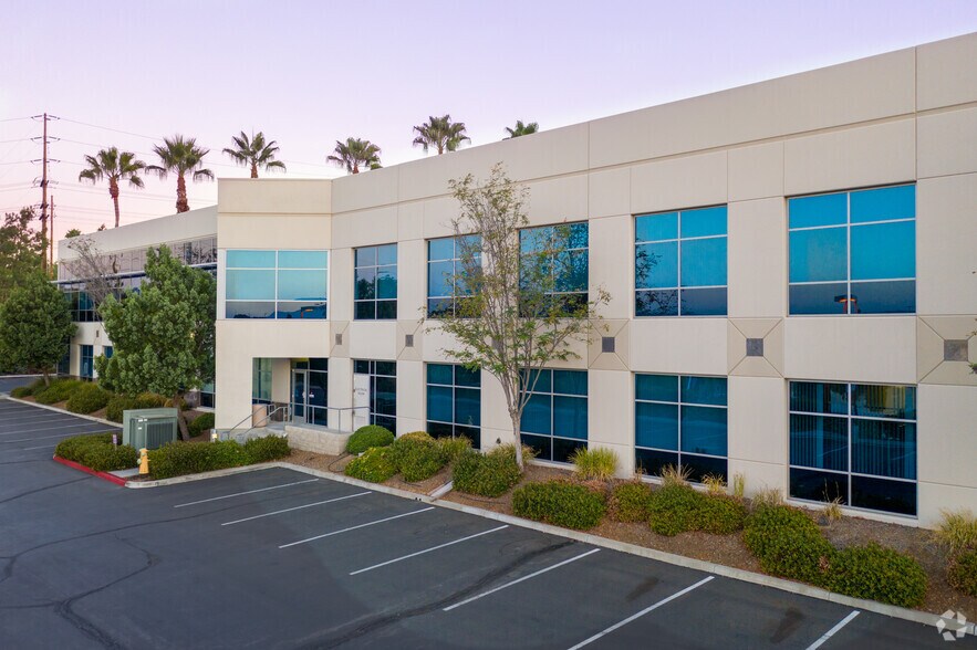 38975 Sky Canyon Dr, Murrieta, CA à louer - Photo de l’immeuble – Image 3 sur 14