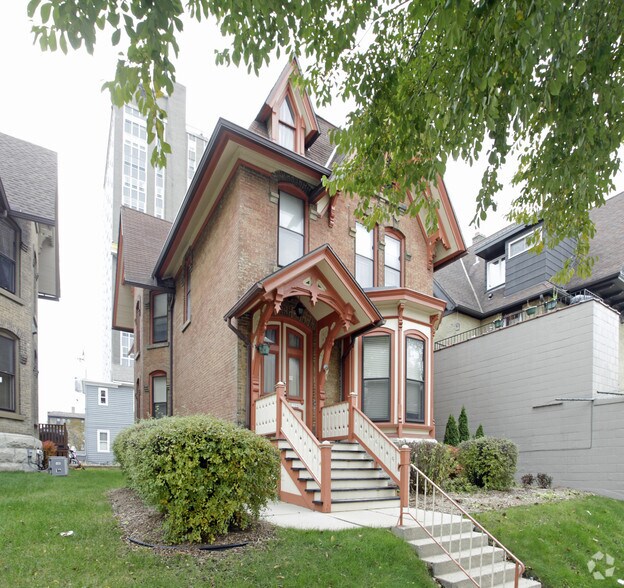 1708 N Farwell Ave, Milwaukee, WI à vendre - Photo de l’immeuble – Image 2 sur 2