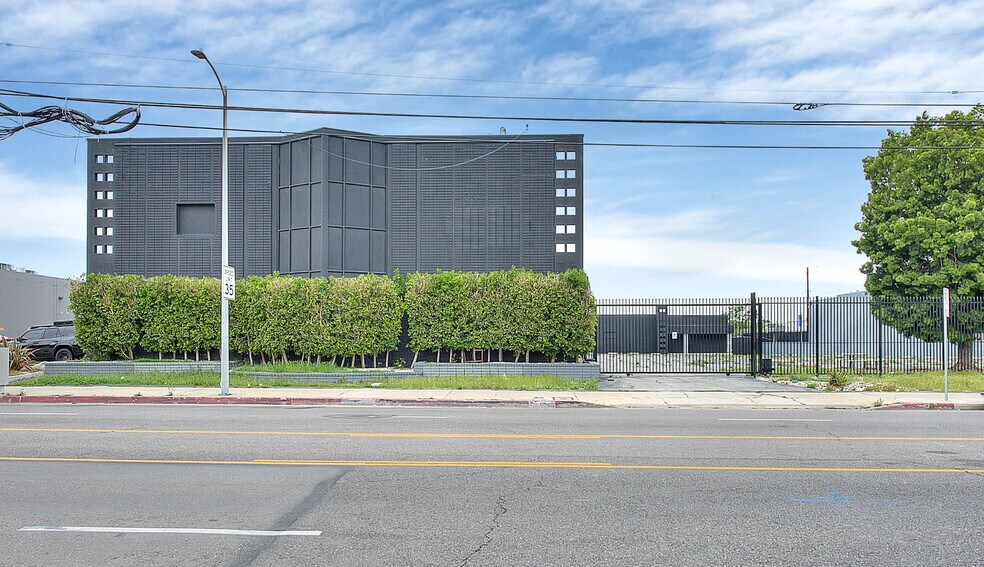 6840-6842 Hayvenhurst Ave, Van Nuys, CA à vendre - Photo de l’immeuble – Image 2 sur 16