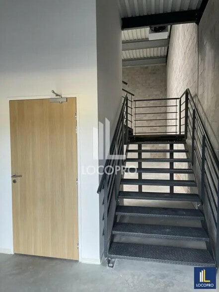 Local d’activités dans Brignoles à louer - Photo intérieure – Image 3 sur 25