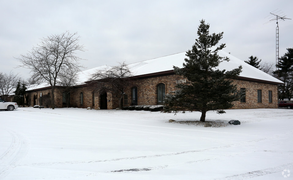 10761 S Saginaw St, Grand Blanc, MI à louer - Photo principale – Image 1 sur 4