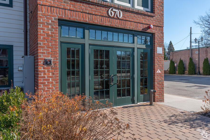 670 Glen Cove Ave, Glen Head, NY à louer - Photo de l’immeuble – Image 3 sur 7