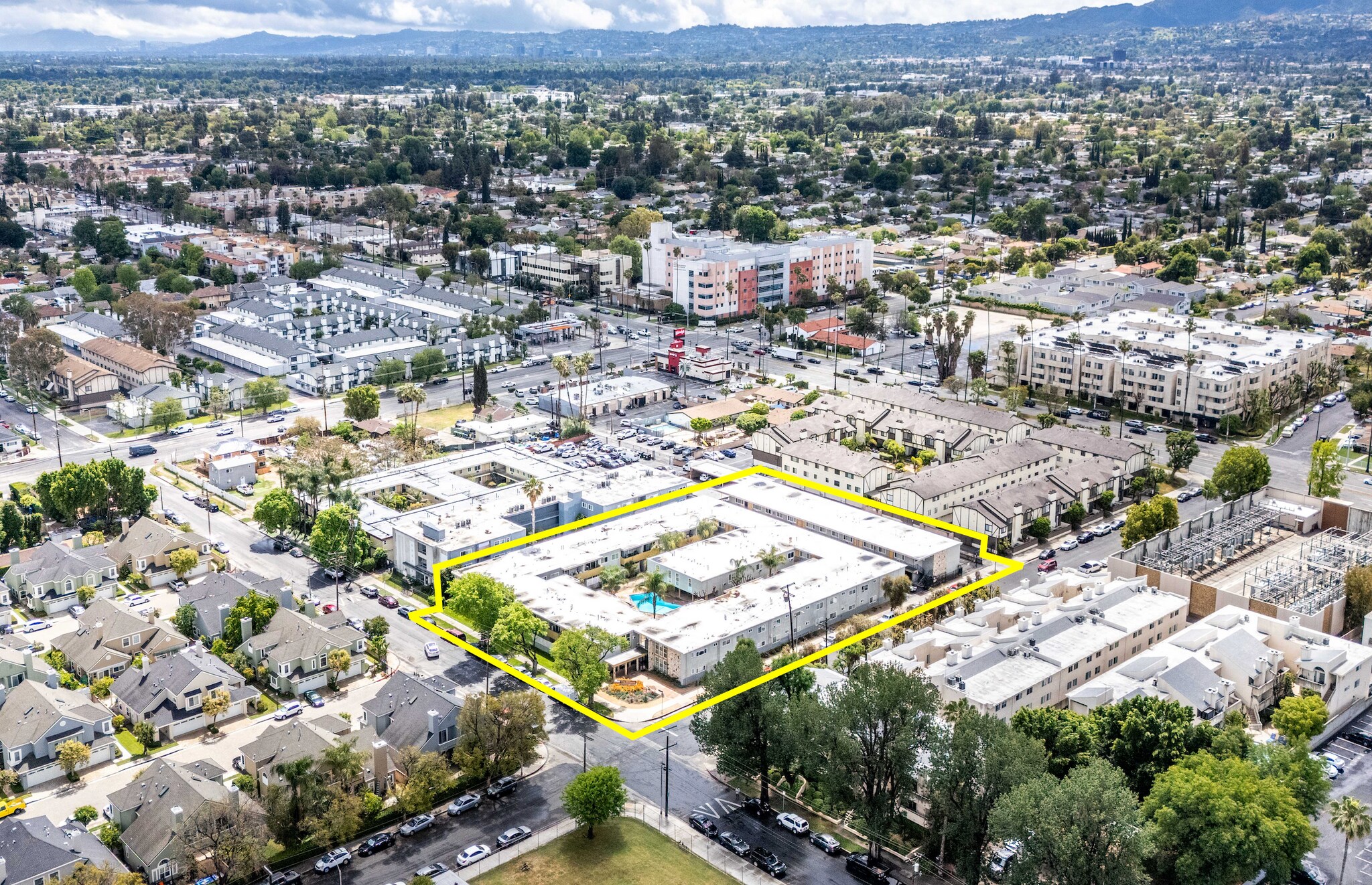 19344 Wyandotte St, Reseda, CA à vendre Photo de l’immeuble– Image 1 sur 35