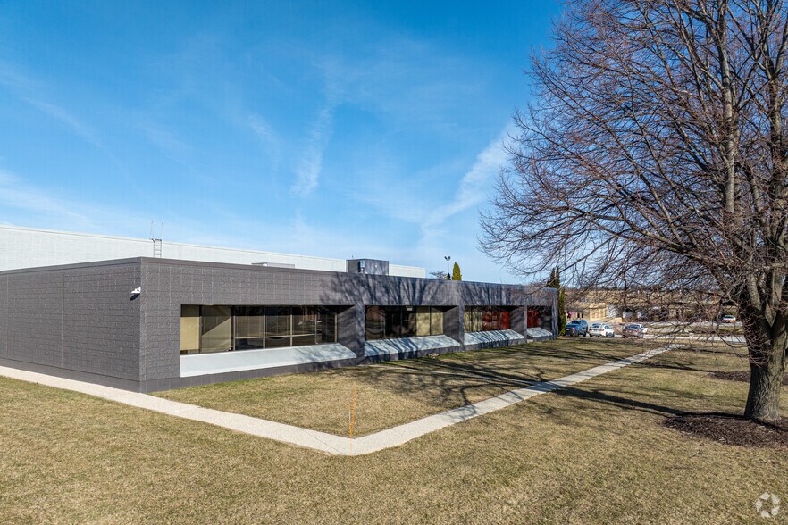 W142N9251 Fountain Blvd, Menomonee Falls, WI à louer - Photo de l’immeuble – Image 2 sur 6