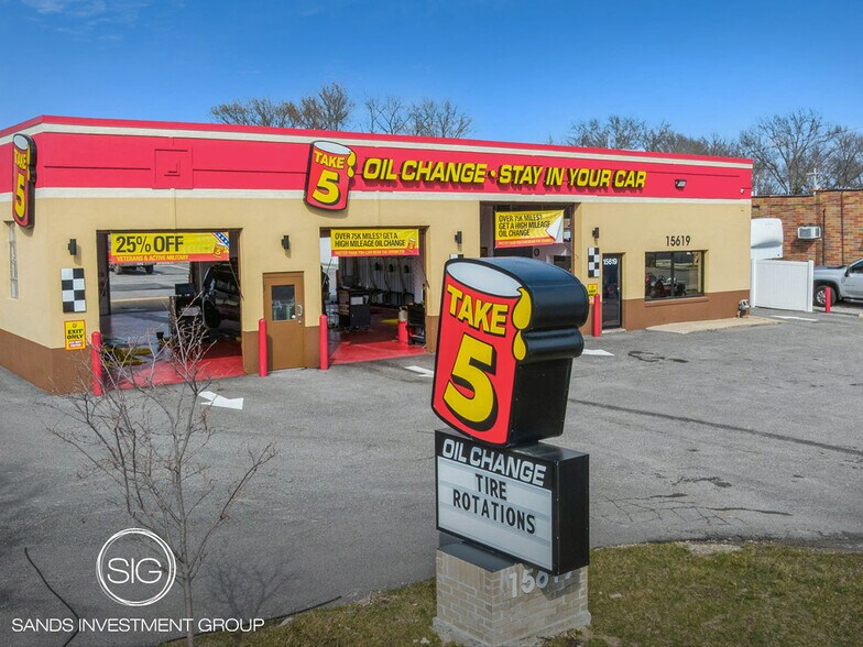 15619 Manchester Rd, Ballwin, MO à vendre - Photo principale – Image 1 sur 5