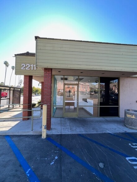 2211 Lake Ave, Altadena, CA à louer - Photo de l’immeuble – Image 3 sur 7