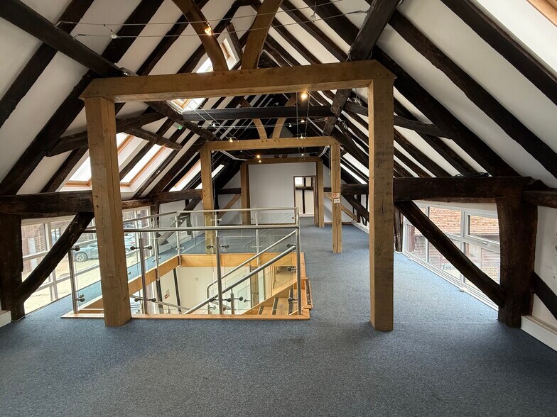 The Barn, Dawes Farm, Bognor Road, Warnham, Warnham à louer - Photo de l’immeuble – Image 3 sur 9