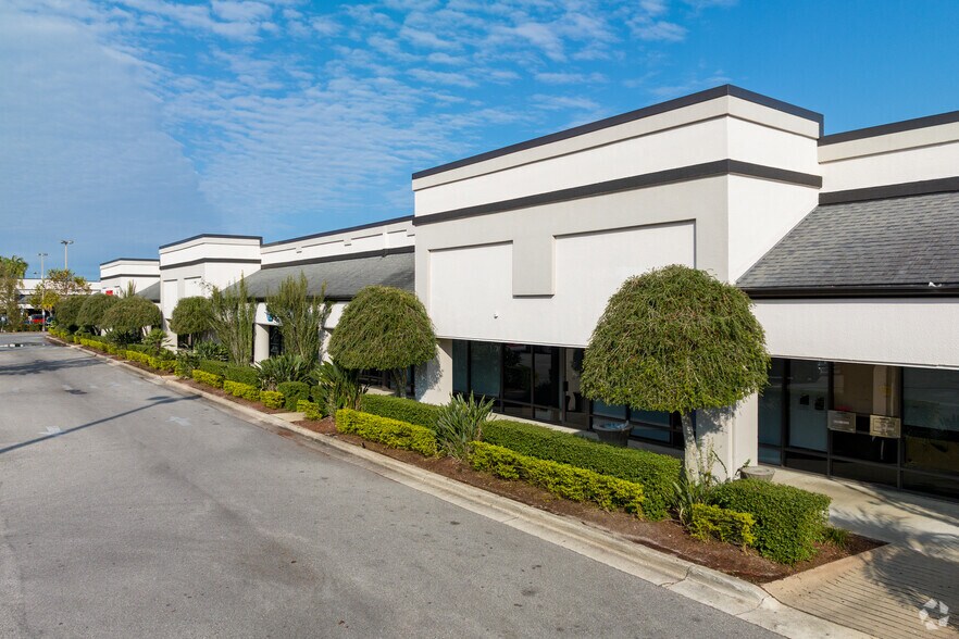5575 S Semoran Blvd, Orlando, FL à louer - Photo de l’immeuble – Image 2 sur 7