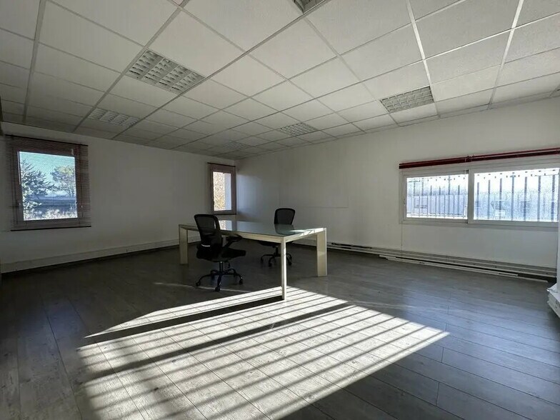 Bureau dans Venelles à louer - Photo de l’immeuble – Image 1 sur 9