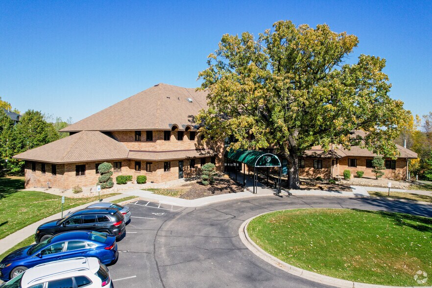 8525 Edinbrook Xing, Minneapolis, MN à louer - Photo de l’immeuble – Image 1 sur 8