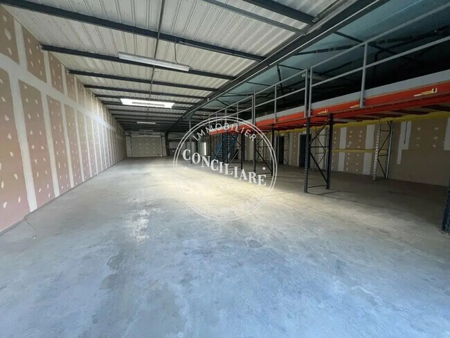 Plus de détails pour Local d’activités à vendre