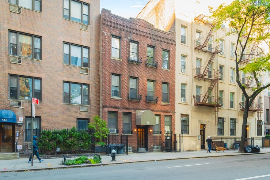 451 W 43rd St, New York, NY à vendre - Photo de l’immeuble – Image 2 sur 21