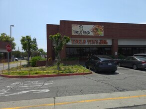 327-337 N Azusa Ave, West Covina, CA à louer Photo de l’immeuble– Image 2 sur 21
