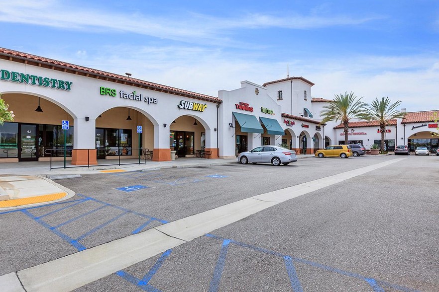 2440 W Arrow Rt, Upland, CA à louer - Photo de l’immeuble – Image 1 sur 24