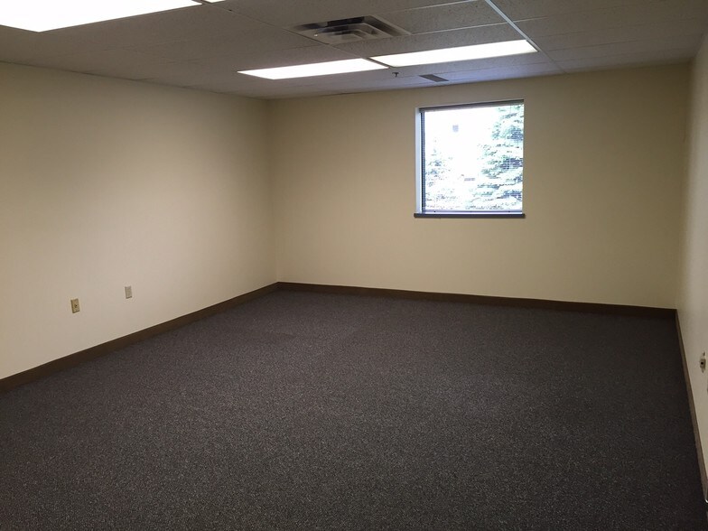 5600 Pioneer Creek Dr, Maple Plain, MN à louer - Photo intérieure – Image 2 sur 16