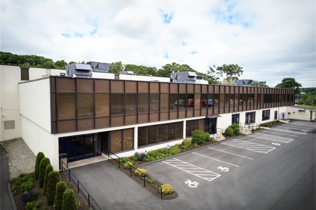 400 Captain Neville Dr, Waterbury, CT à louer - Photo principale – Image 1 sur 14