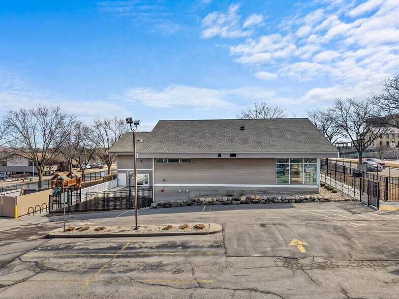 7610 Mineral Point Rd, Madison, WI à louer - Photo de l’immeuble – Image 3 sur 50
